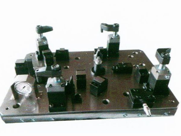 齒(chi)輪室罩蓋(gai)液(ye)壓(ya)裌具(ju)